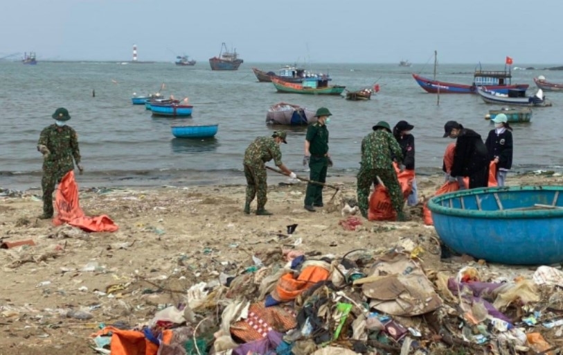 Japanese firm considers plastic waste collection project in Vietnamese waters